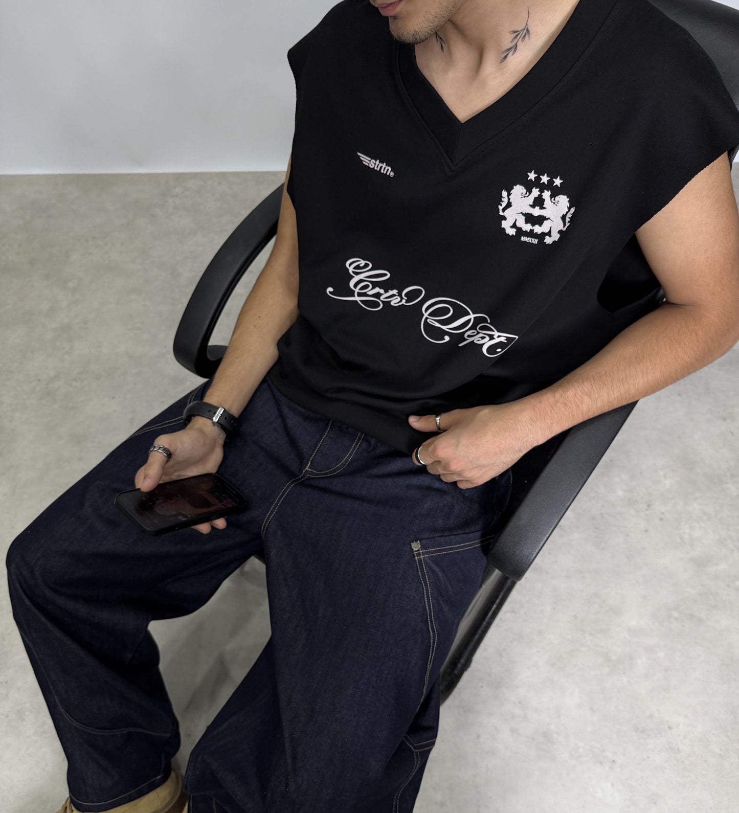 CRTV DEPT. V-NECK VEST – Black