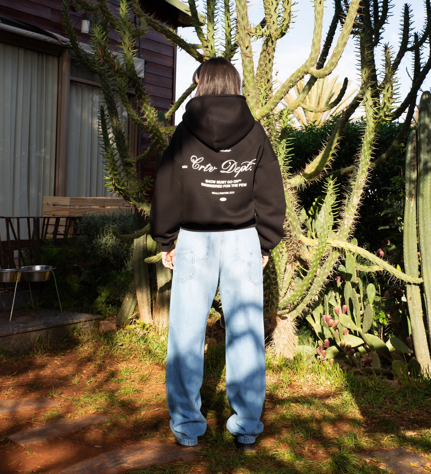 Sweat à capuche court et carré CRTV DEPT. - Noir
